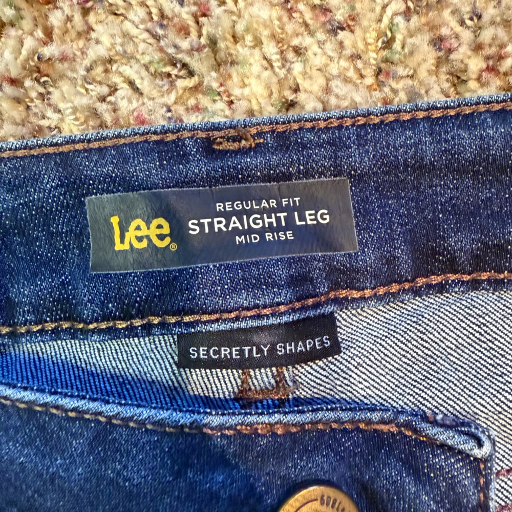Lee jeans. Regular fit, straight leg, mid rise. - Picture 3 of 4